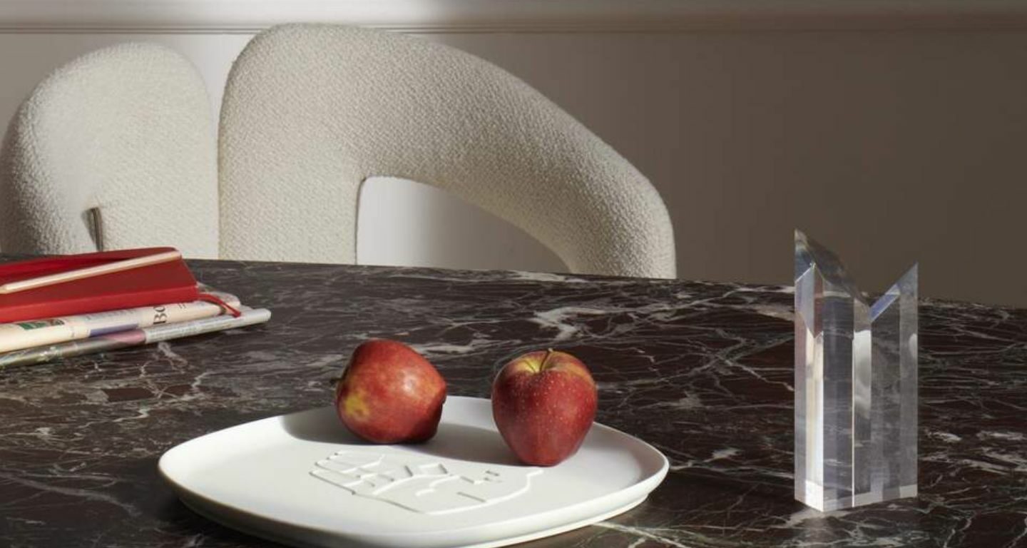 Cassina Accessoires Tabletts Chandigarh mit Stuhl Dudet