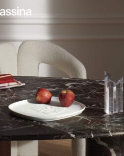 Cassina Accessoires Tabletts Chandigarh mit Stuhl Dudet