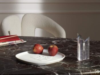Cassina Accessoires Tabletts Chandigarh mit Stuhl Dudet