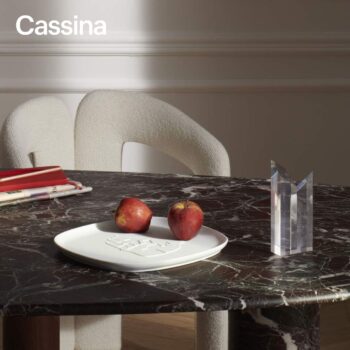Cassina Accessoires Tabletts Chandigarh mit Stuhl Dudet