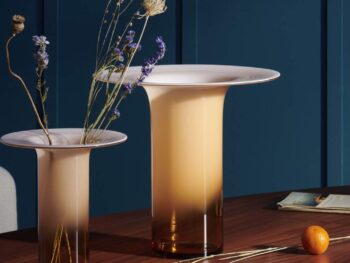 Cassina Accessoires Vase Silvan rosa mit Blumen