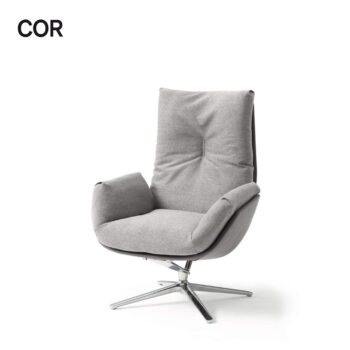Moderner grauer COR Sessel-Drehsessel mit hoher Rückenlehne und Metallfuß, auf weißem Hintergrund mit dem Wort COR in der linken oberen Ecke.