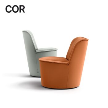 Zwei moderne COR-Nenou-Sessel in Orange und Hellblau auf weißem Hintergrund, mit dem COR-Logo in der oberen linken Ecke.