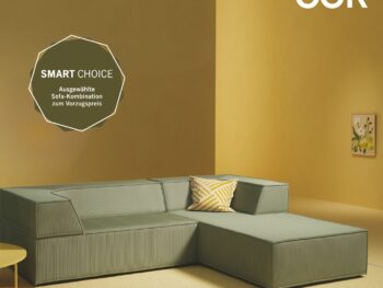Modernes Modulsofa mit einem gestreiften Kissen in einem minimalistischen Raum mit gelben Wänden, einem kleinen runden Tisch und Wandkunst – ein origineller Raum, gestaltet von Braum Interior Design. Der Text lautet auf Deutsch „COR“ und „SMART CHOICE“.