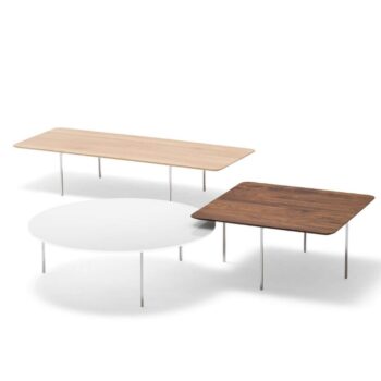 Drei moderne Couchtische der Kollektion Sting von COR mit dünnen Metallbeinen: ein rechteckiger Beistelltisch aus hellem Holz, ein runder aus weißem und ein quadratischer aus dunklem Holz.