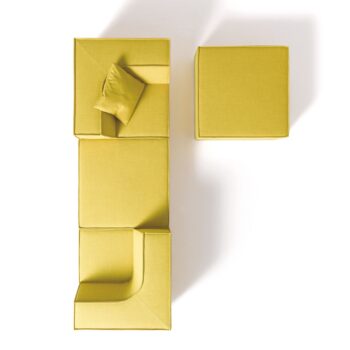 Ansicht von oben auf das modulare gelbe COR Sofa und ein passendes Kissen, die in einer geometrischen Formation auf weißem Hintergrund angeordnet sind.