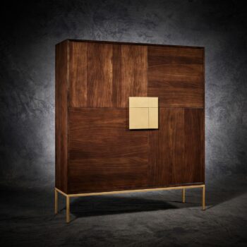 FormExclusiv Brooklyn – Schrank aus dunklem Holz mit vier Türen, einem zentralen quadratischen Griff in Gold und schlanken Metallbeinen in Gold.