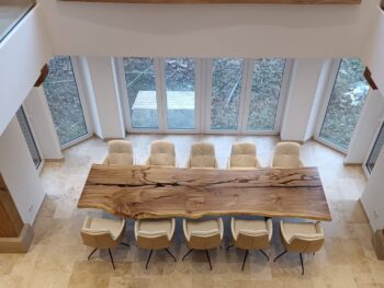 Form Exclusiv Monolith Tische Holz hell braun mit Polsterstühlen