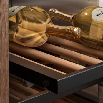Gaggenau 400 Vario Serie: Zwei Flaschen Weißwein stehen in einem Weinregal aus Holz mit Metallrand in einem Weinkühler der Serie 400 von Gaggenau.