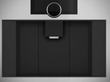 Gaggenau Expressive: Frontansicht einer Gaggenau Expressive Serie Einbau-Kaffeemaschine mit kreisförmigem Bedienknopf und zentralem Auslauf.
