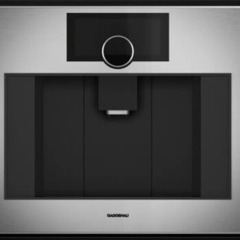 Gaggenau Expressive: Frontansicht einer Gaggenau Expressive Serie Einbau-Kaffeemaschine mit kreisförmigem Bedienknopf und zentralem Auslauf.