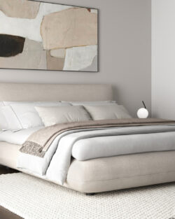 Ein Podestbett mit weißer Bettwäsche, flankiert von zwei Beistelltischen mit Kugellampen, unter einem abstrakten Gemälde an einer hellen Wand.