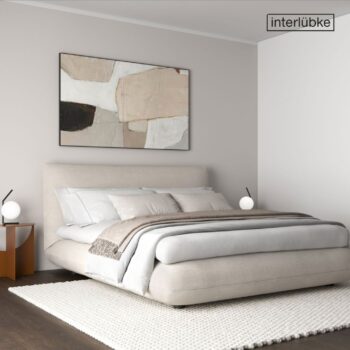 Ein modernes Schlafzimmer mit einem beige gepolsterten Interlübke Bett, neutraler Bettwäsche, zwei runden Lampen auf Nachttischen, abstrakter Kunst an der Wand und einem strukturierten weißen Teppich schafft einen ruhigen Rückzugsort.