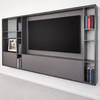 Das TV-Wandregal von Interlübke ist mit einem großen Flachbildfernseher, eleganten BOOKLESS-Regalen für Bücher und einem gerahmten Foto ausgestattet und verbindet Stil und Funktion nahtlos miteinander.