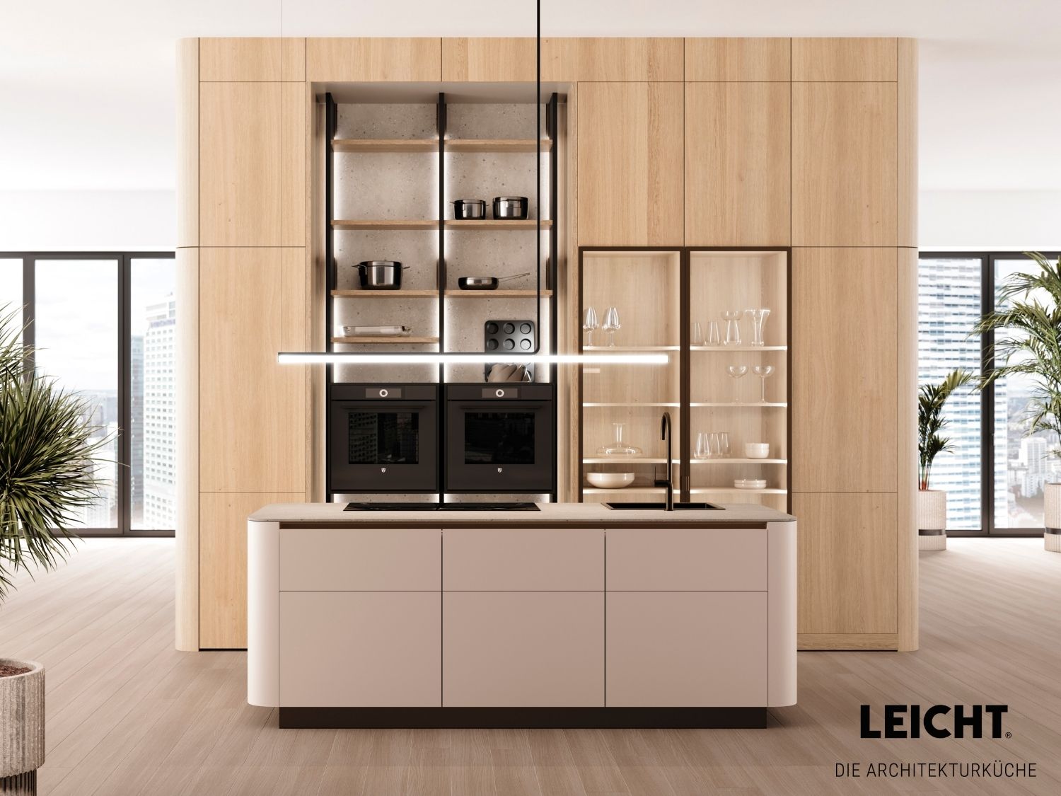 Moderne Küche mit hellen Holzschränken, einer zentralen Insel, eingebauten Öfen, offenen Regalen mit Küchenutensilien und Glasschränken. Große Fenster sorgen für reichlich natürliches Licht.