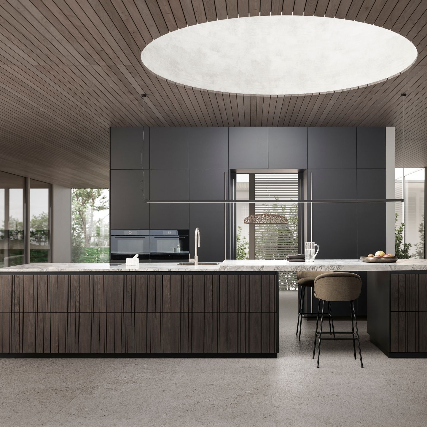 Moderne Küche mit dunklen Schränken, holzgetäfelter Insel, Marmorarbeitsplatte und einem großen runden Oberlicht in der Holzdecke, mit minimalistischem Dekor und einem Barhocker.