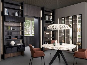 Modernes Esszimmer mit einem runden Marmortisch von LEICHT, vier braunen Stühlen, eingebauten Bücherregalen, Dekorationsobjekten und einer großen geflochtenen Hängeleuchte. Durch die großen Fenster strömt natürliches Licht herein.