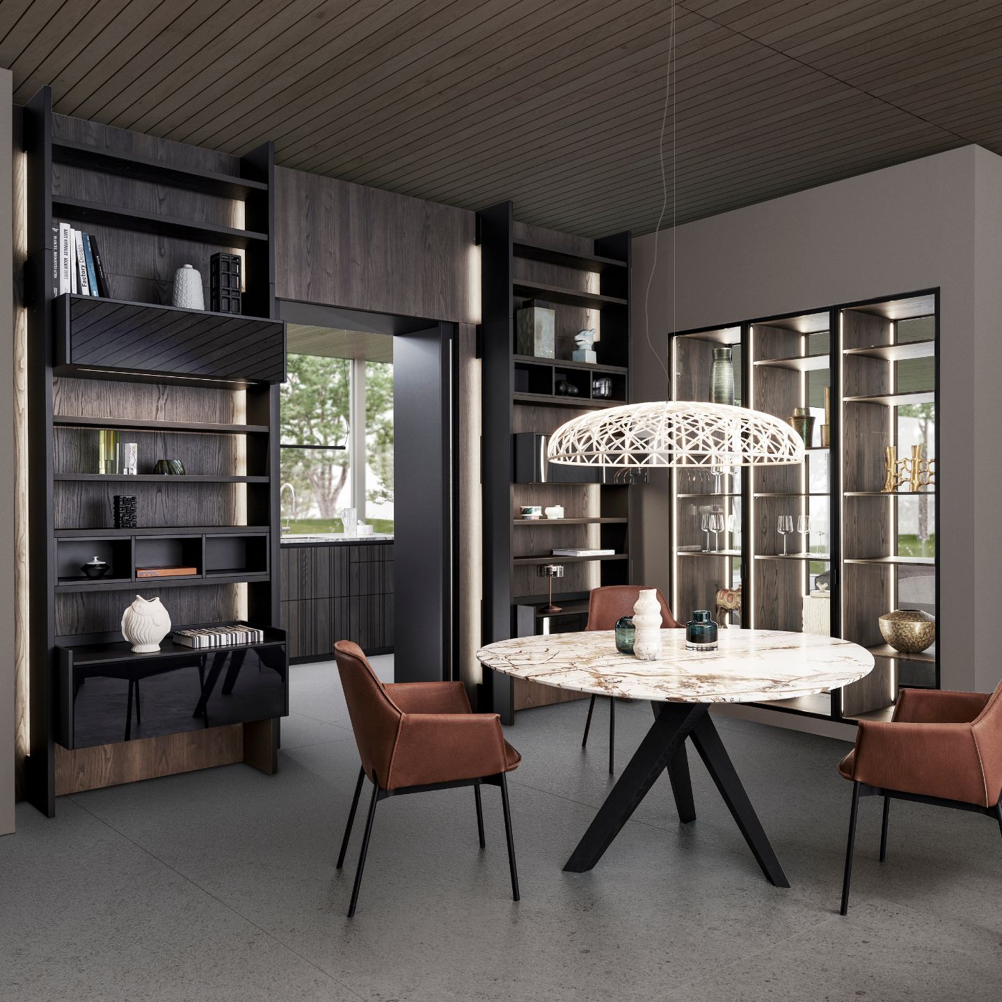 Modernes Esszimmer mit einem runden Marmortisch von LEICHT, vier braunen Stühlen, eingebauten Bücherregalen, Dekorationsobjekten und einer großen geflochtenen Hängeleuchte. Durch die großen Fenster strömt natürliches Licht herein.