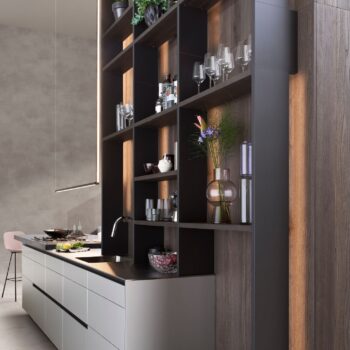 Leicht Küchen Contino E12 - Das moderne Design von Leicht Küchen bietet ein hohes, offenes Regal, in dem Gläser, Vasen und Dekorationsartikel ausgestellt werden können. Die elegante Arbeitsplatte Contino E12 enthält ein Spülbecken und sichtbare Kochzutaten für einen stilvollen, funktionalen Raum.