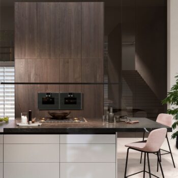 Leicht Küchen Contino E12 - Moderne Küche mit dunklem Holzsockel, eingebautem Ofen, Herd, Marmorarbeitsplatte, rosa Stühlen und minimalistischem Dekor.