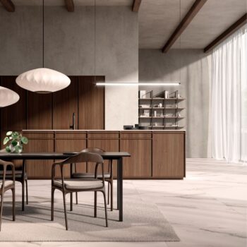 Leicht Küchen KYOTO - Moderne Küche und Essbereich mit Holzschränken, Esstisch mit Stühlen, Pendelleuchten, offenen Regalen und einem großen Fenster mit Vorhängen.