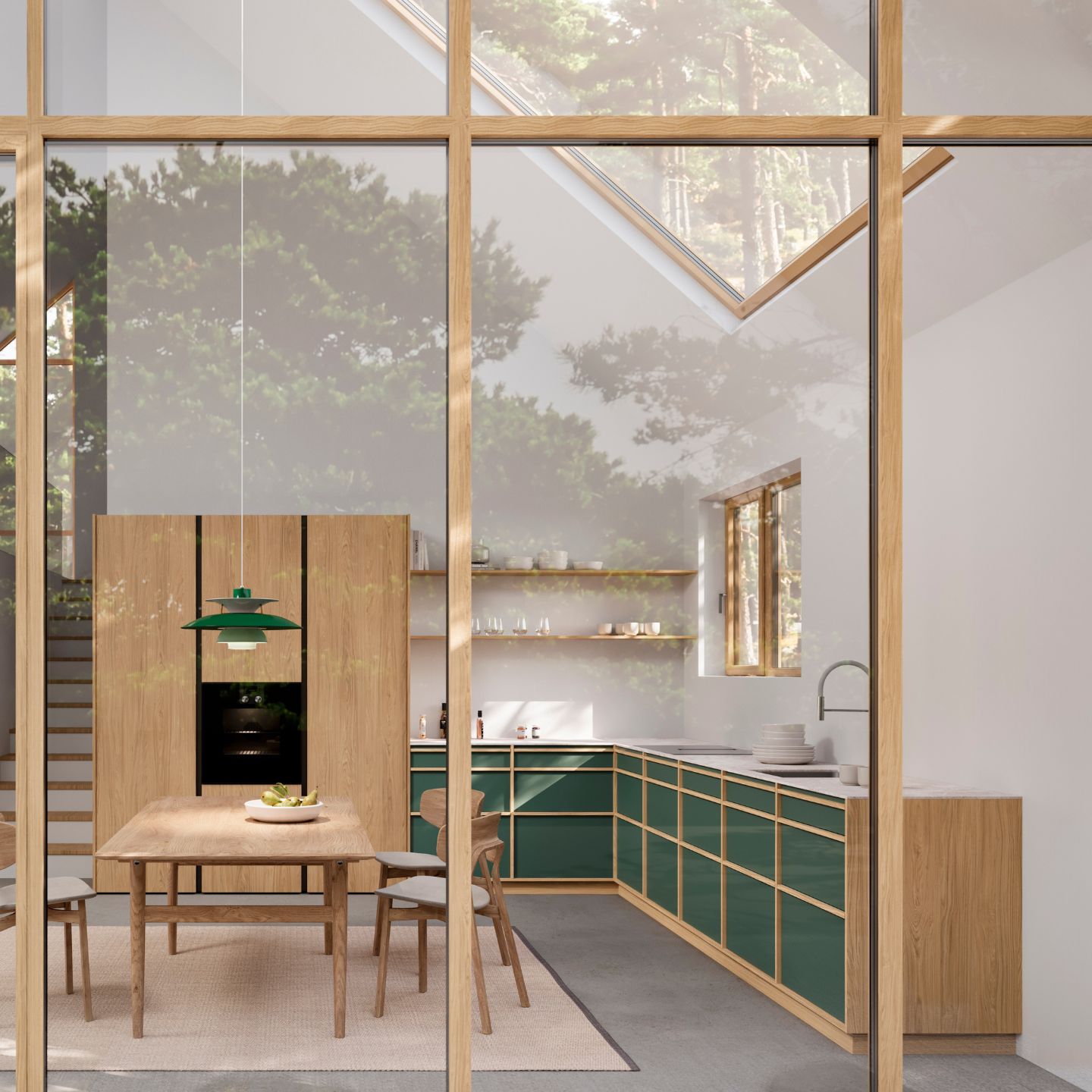 Moderne Küche mit grünen Schränken, hölzernen Akzenten und einem Esstisch; ein großes Fenster und ein Dachfenster sorgen für natürliches Licht, und man kann die Bäume draußen sehen.