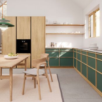 Leicht Küchen KYOTO - Moderne Küche mit hellen Holz- und grünen Schränken, offenen Regalen mit Geschirr, Einbaugeräten, einem Esstisch aus Holz und Stühlen auf einem beigen Teppichboden. Sonnenlicht strömt durch ein Fenster.
