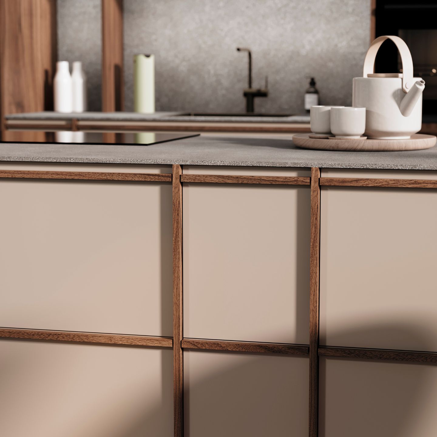 Nahaufnahme einer modernen Leicht Küchen KYOTO Kücheninsel mit beigen Paneelen und Holzverkleidung, mit Teekanne und Tassen auf einem Tablett im Hintergrund. Spüle und Seifenspender sind weiter hinten zu sehen.