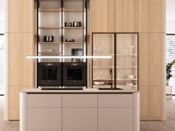 Leicht Küchen Rundwangen - Moderne Leichte Küchen mit hellen Holzschränken, eingebauten schwarzen Öfen, offenen Regalen mit Geschirr, Glasvitrinen mit Gläsern und einer zentralen Insel mit Rundwangen und einer Spüle.
