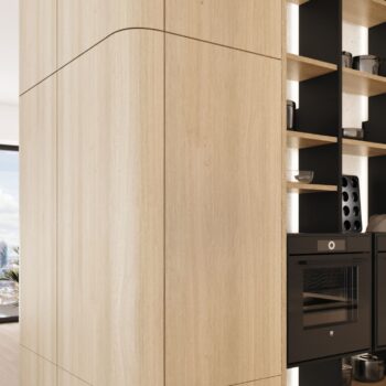 Leicht Küchen Rundwangen - Modernes Leicht Küchen-Interieur mit hellen Holzschränken, offenen schwarzen Regalen mit Geschirr, den typischen Rundwangen-Kanten und einem eingebauten schwarzen Backofen.