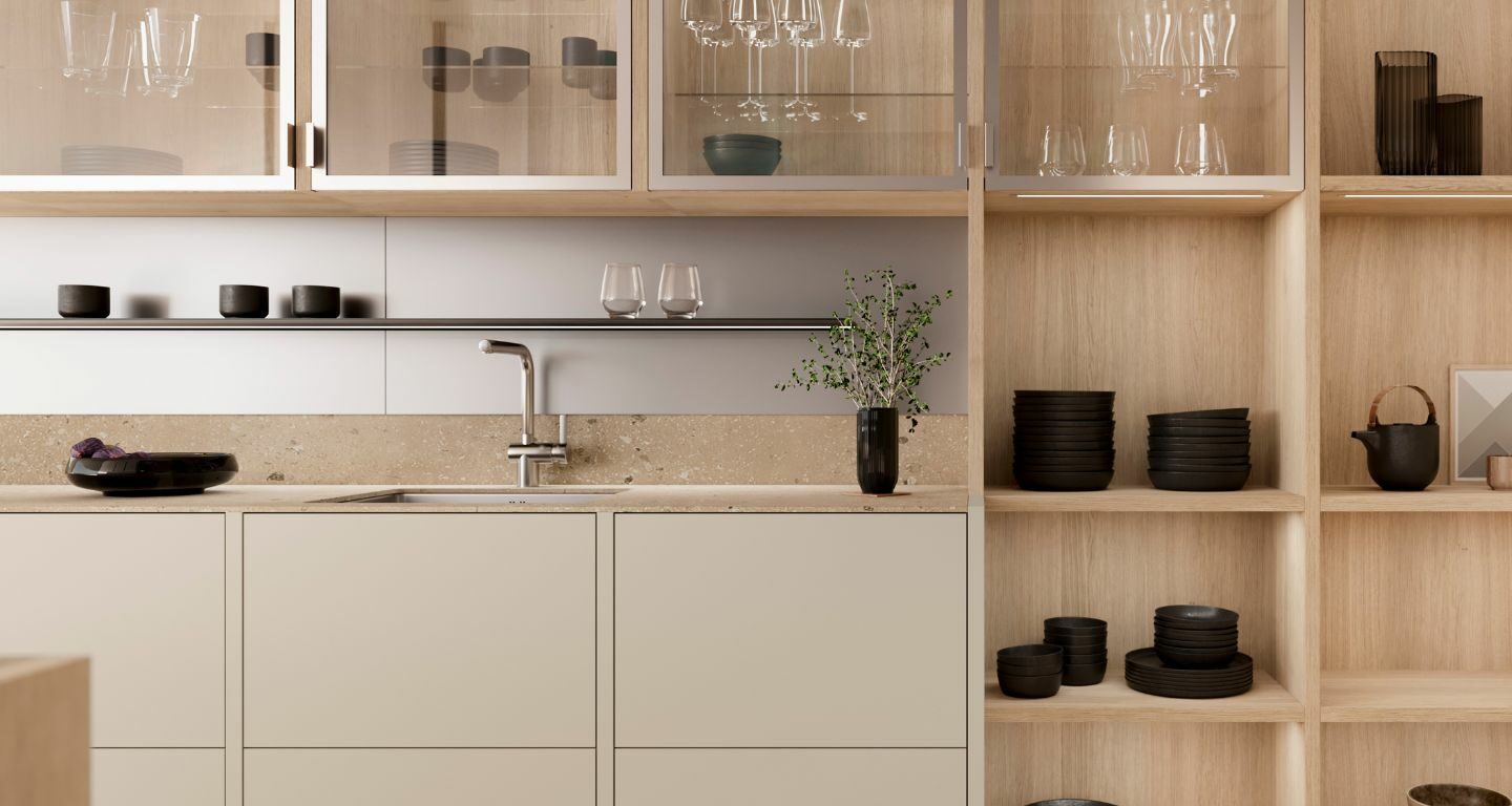 Moderne Küche von Leicht Küchen mit offenen Regalen aus hellem Holz, Glasvitrinen mit Gläsern, einer eleganten Spüle mit Wasserhahn und schwarzem Geschirr, das fein säuberlich auf Regalen und Arbeitsplatte angeordnet ist. Inspiriert von der Eleganz des Taj Mahal.