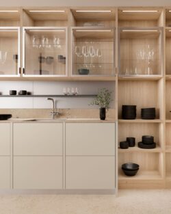 Leicht Küchen in der Trendfarbe Beige - Moderne Küche von Leicht Küchen mit offenen Regalen aus hellem Holz, Glasvitrinen mit Gläsern, einer eleganten Spüle mit Wasserhahn und schwarzem Geschirr, das fein säuberlich auf Regalen und Arbeitsplatte angeordnet ist. Inspiriert von der Eleganz des Taj Mahal.
