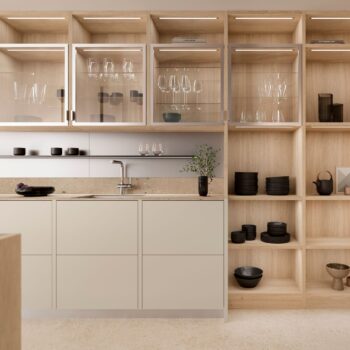 Leicht Küchen in der Trendfarbe Beige - Moderne Küche von Leicht Küchen mit offenen Regalen aus hellem Holz, Glasvitrinen mit Gläsern, einer eleganten Spüle mit Wasserhahn und schwarzem Geschirr, das fein säuberlich auf Regalen und Arbeitsplatte angeordnet ist. Inspiriert von der Eleganz des Taj Mahal.