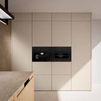 Leicht Küchen in der Trendfarbe Beige - Eine moderne Küche mit beigen Einbauschränken von Leicht Küchen, mit eingebauter Kaffeemaschine und Mikrowelle. Das natürliche Licht beleuchtet den Raum wie die Eleganz des Taj Mahal-Marmors.