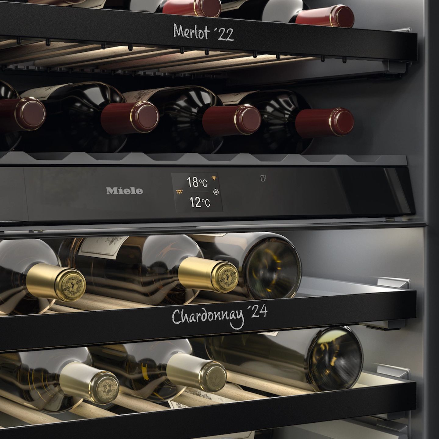 Der elegante Miele-Weinkühlschrank KWTUS 7196 E ist ein Weinkühler mit Flaschenregalen, die mit Merlot 22 und Chardonnay 24 beschriftet sind, und einer digitalen Temperaturanzeige von 18°C und 12°C.