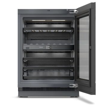 Ein moderner Miele-Weinkühlschrank mit Glastür, vier Einlegeböden und digitaler Temperaturregelung, der in geöffnetem Zustand sein geräumiges, leeres Inneres offenbart. Ideal für Weinliebhaber, die Wert auf Eleganz und präzise Lagerung legen.
