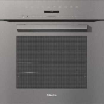 Der Miele-Edelstahl-Einbaubackofen H 7464 BP ist mit einem Digitaldisplay und Touch-Bedienelementen über der Tür ausgestattet, die eine einfache Bedienung ermöglichen.