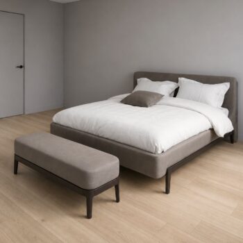 Ein modernes, minimalistisches Schlafzimmer mit dem Molteni&C Polsterbett Fulham mit weißer Bettwäsche, einer passenden Bank am Fußende, hellem Holzfußboden und schlichten grauen Wänden - ein elegantes Komplettset in beruhigenden Tönen.