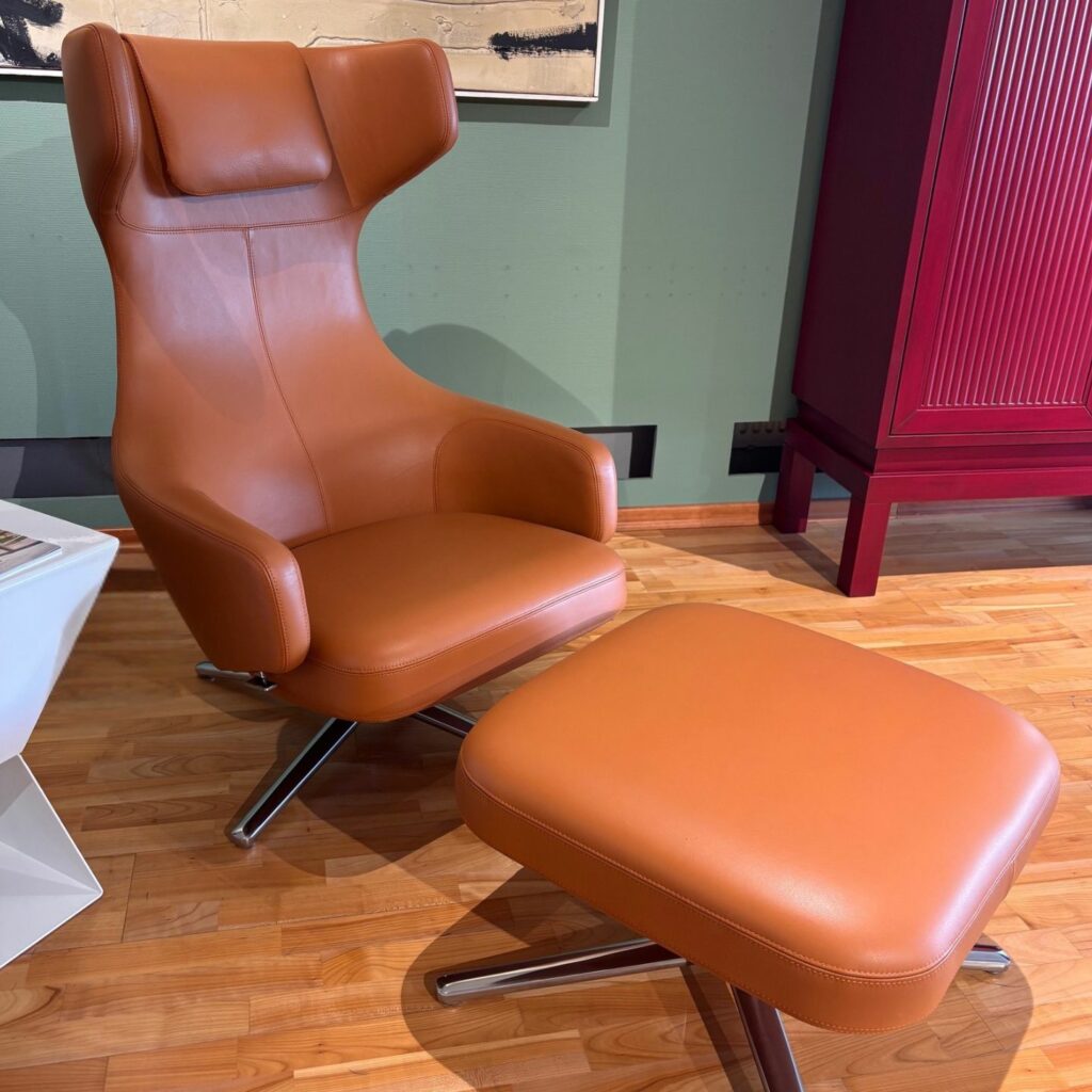 Vitra Loungesessel Grand Repos inkl. Hocker