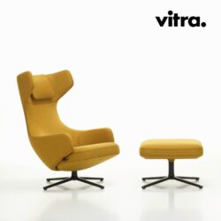 Ein moderner gelber Loungesessel mit passendem Hocker, beide auf schwarzen Drehfüßen, vor weißem Hintergrund. Perfekt, um jeder Inneneinrichtung eine originelle Note zu verleihen. „vitra.“-Logo in der rechten oberen Ecke.