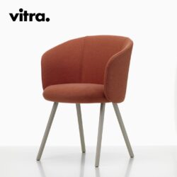 Ein moderner, rot gepolsterter Stuhl mit geschwungener Rückenlehne und vier schräg gestellten grauen Beinen ist vor einem weißen Hintergrund abgebildet, in dessen linker oberer Ecke das Vitra-Logo zu sehen ist – ein zeitloses Möbelstück, das jedes Einrichtungskonzept perfekt aufwertet.