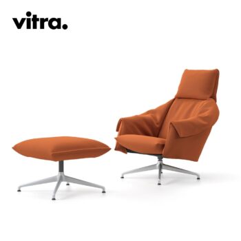 Moderner orangefarbener Vitra-Lounge-Sessel mit passendem Hocker auf silbernen Drehfüßen, vor weißem Hintergrund. Vom Bascule-Stil inspiriertes Design. Vitra-Logo in der oberen linken Ecke.