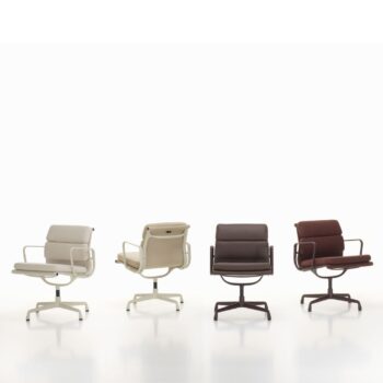 Vier moderne Bürostühle, darunter der Vitra Soft Pad Chair EA 207 und EA 205 in Beige und Braun, sind in einer Reihe mit unterschiedlichen Blickrichtungen auf weißem Grund angeordnet.