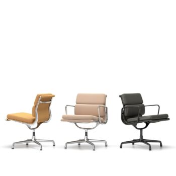 Drei moderne Vitra Soft Pad Chairs - EA 205, EA 207 und ein weiteres Modell - in den Farben Gelb, Beige und Schwarz, jeweils mit einem Metalldrehfuß, sind nebeneinander auf weißem Hintergrund angeordnet.
