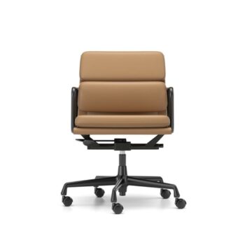 Vorderansicht eines Vitra Soft Pad Chair EA 219 aus hellbraunem Leder mit schwarzem Rahmen und fünf Rollen, dargestellt vor einem schlichten weißen Hintergrund.
