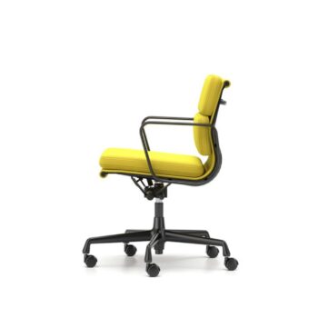Gelber gepolsterter Bürostuhl mit schwarzem Metallgestell und fünf Rollen, inspiriert durch den Vitra Soft Pad Chair EA 217, im Profil auf weißem Hintergrund.