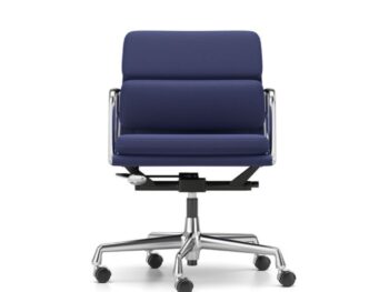 Ein blau gepolsterter Vitra Soft Pad Chair mit verchromtem Gestell, verstellbaren Armlehnen und einem Fußkreuz mit fünf Rädern ist vor einem weißen Hintergrund abgebildet.