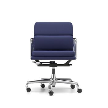 Ein blau gepolsterter Vitra Soft Pad Chair mit verchromtem Gestell, verstellbaren Armlehnen und einem Fußkreuz mit fünf Rädern ist vor einem weißen Hintergrund abgebildet.