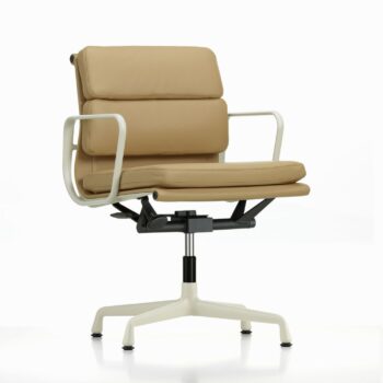 Ein moderner Vitra Soft Pad Chair mit hellbraunen Lederkissen, weißen Metallarmlehnen und einem weißen Drehfuß, abgebildet vor einem schlichten weißen Hintergrund.