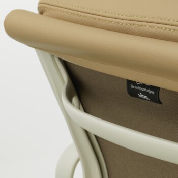 Nahaufnahme der Rückenlehne und des Rahmens eines beigefarbenen Vitra Soft Pad Chair, EA 231, mit einem sichtbaren Vitra-Markenschild.